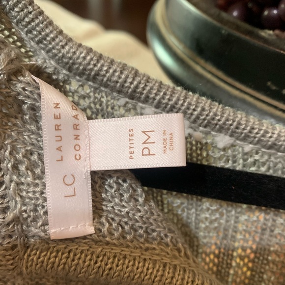 Sweater NWOT LIGHT GRAY WITH DETAILS AROUND ARMS AND BOTTOM - Picture 4 of 4